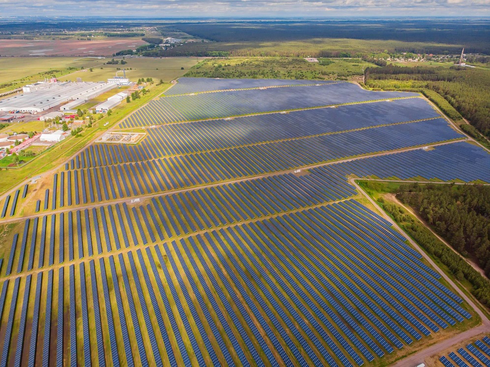 solar-power-plant-field-aerial-view-solar-panels_661209-35
